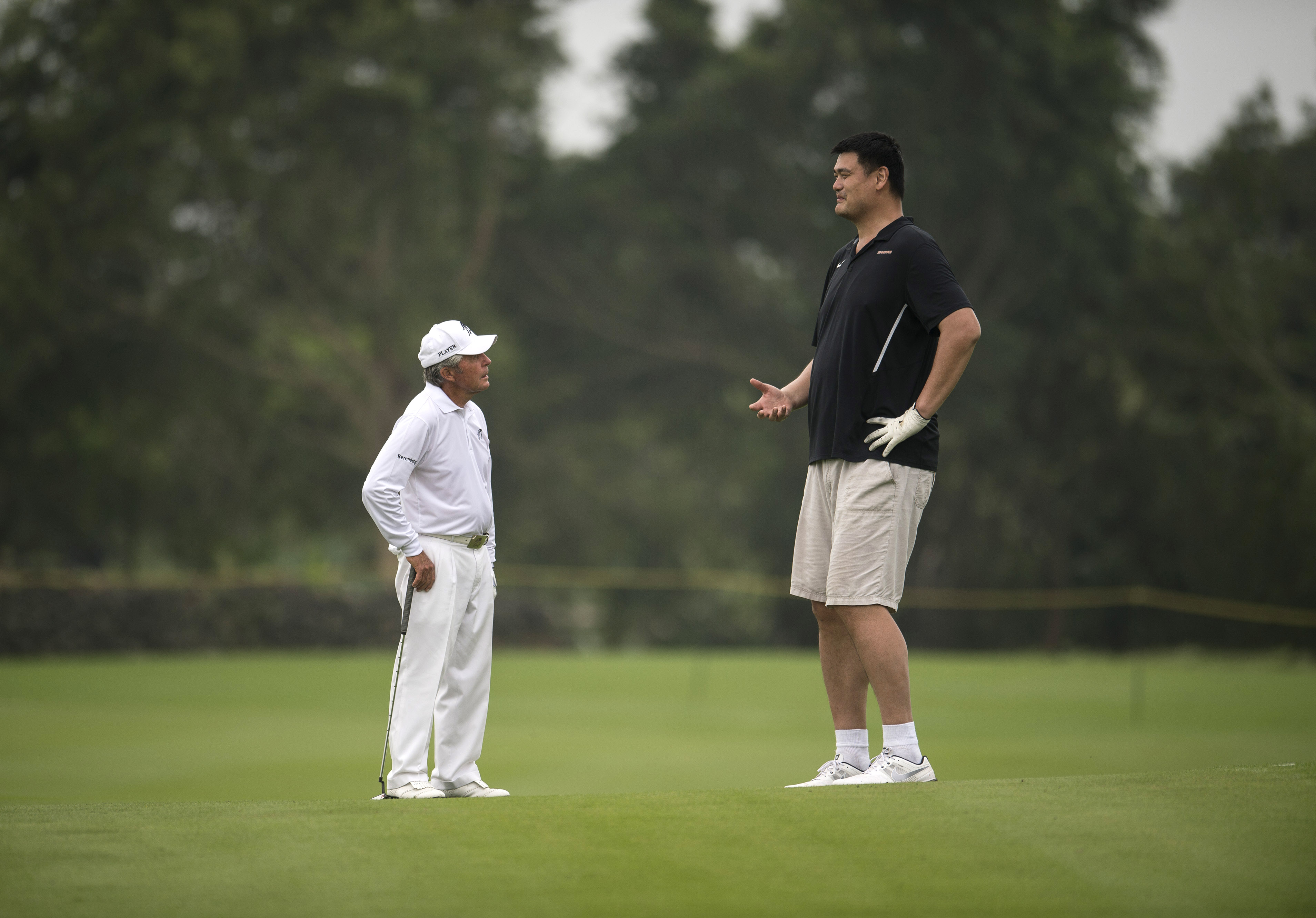 580e12f336a31b19f60cf38d_161024-yao-ming-gary-player.jpg
