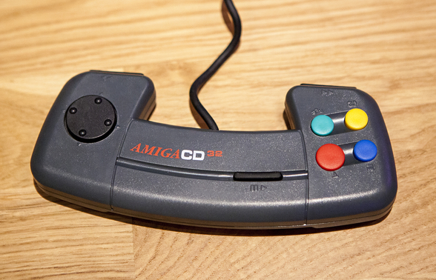amiga-cd32-controller_.jpg