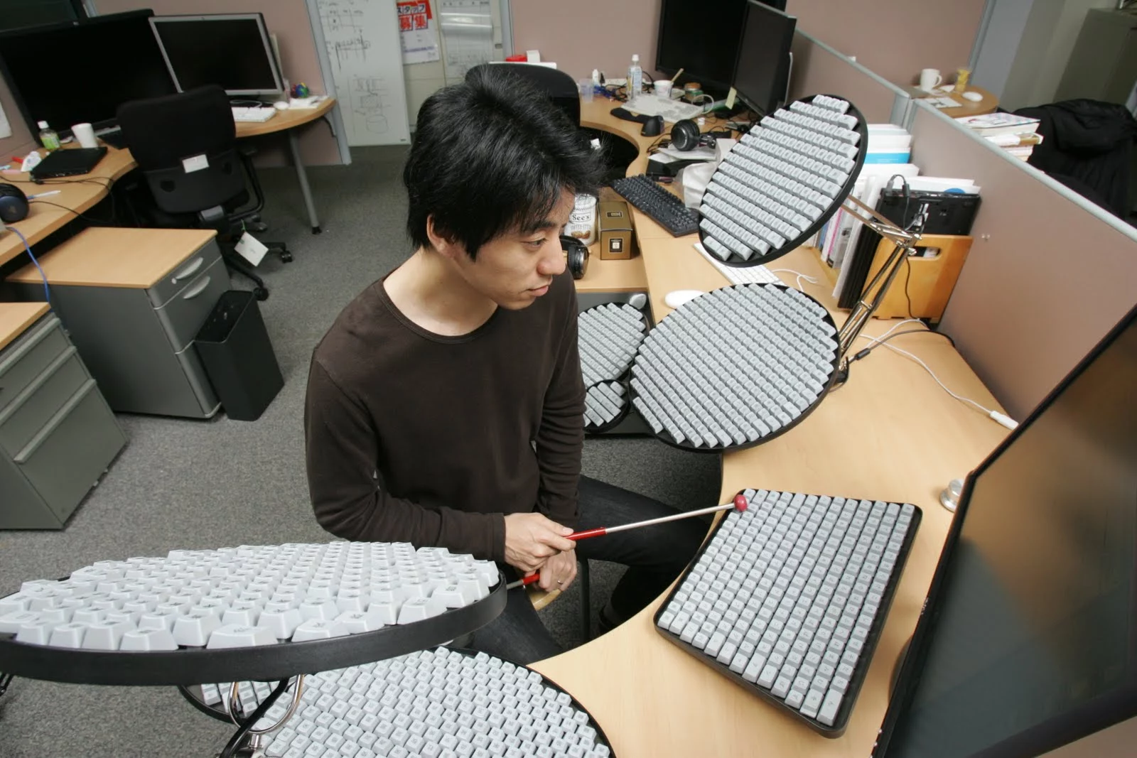 chinese_drum_keyboard_guy_play_drum_33040.webp