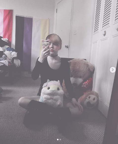 couch ben carpet 2.PNG