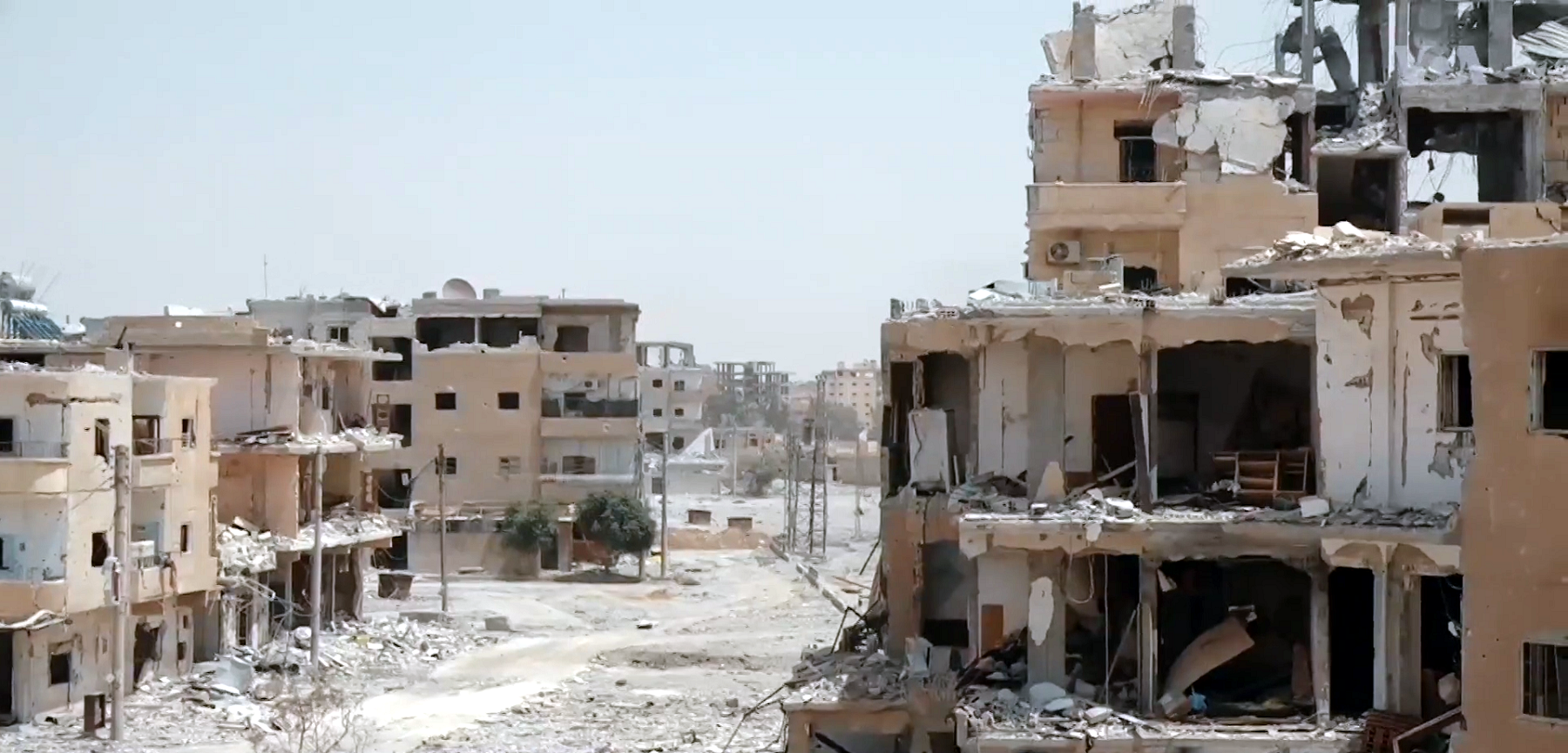 Destroyed_neighborhood_in_Raqqa.png