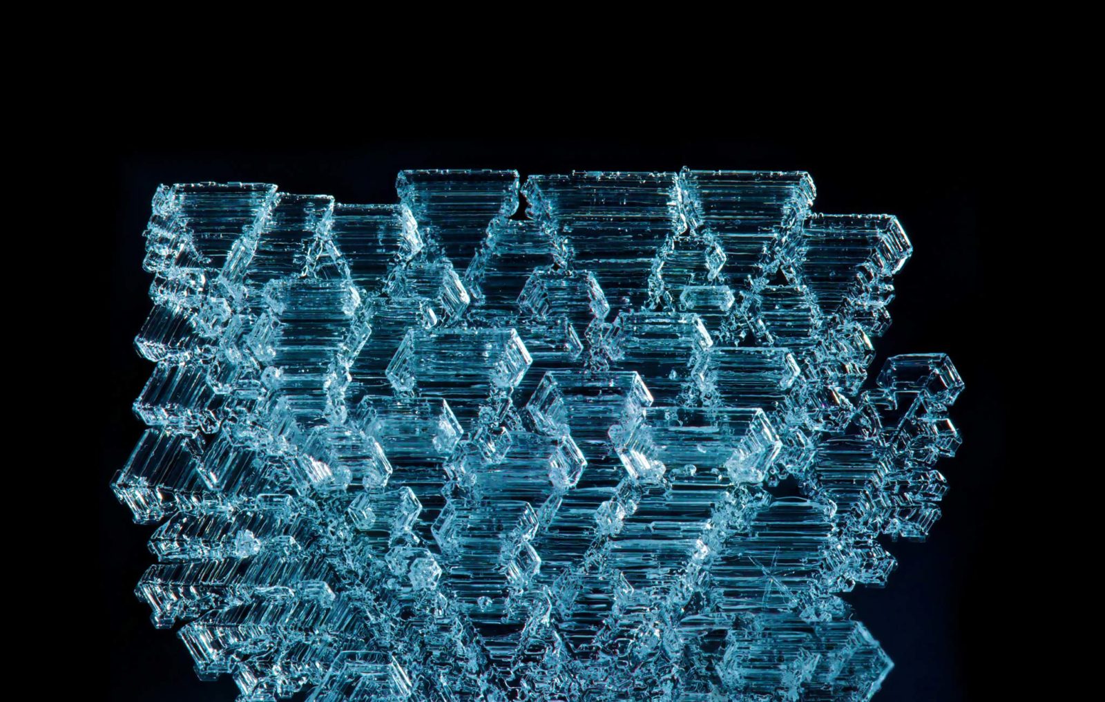 Современные кристаллические материалы. Кристаллы под микроскопом. Лед под микроскопом. Кристаллы льда под микроскопом. Кристаллики льда под микроскопом.