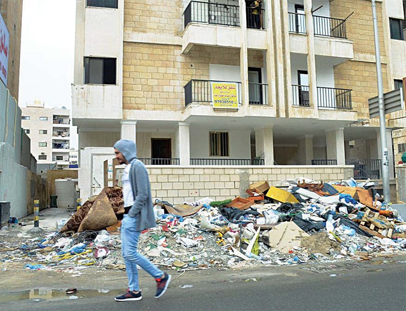 garbage-piles-kuwait.jpg
