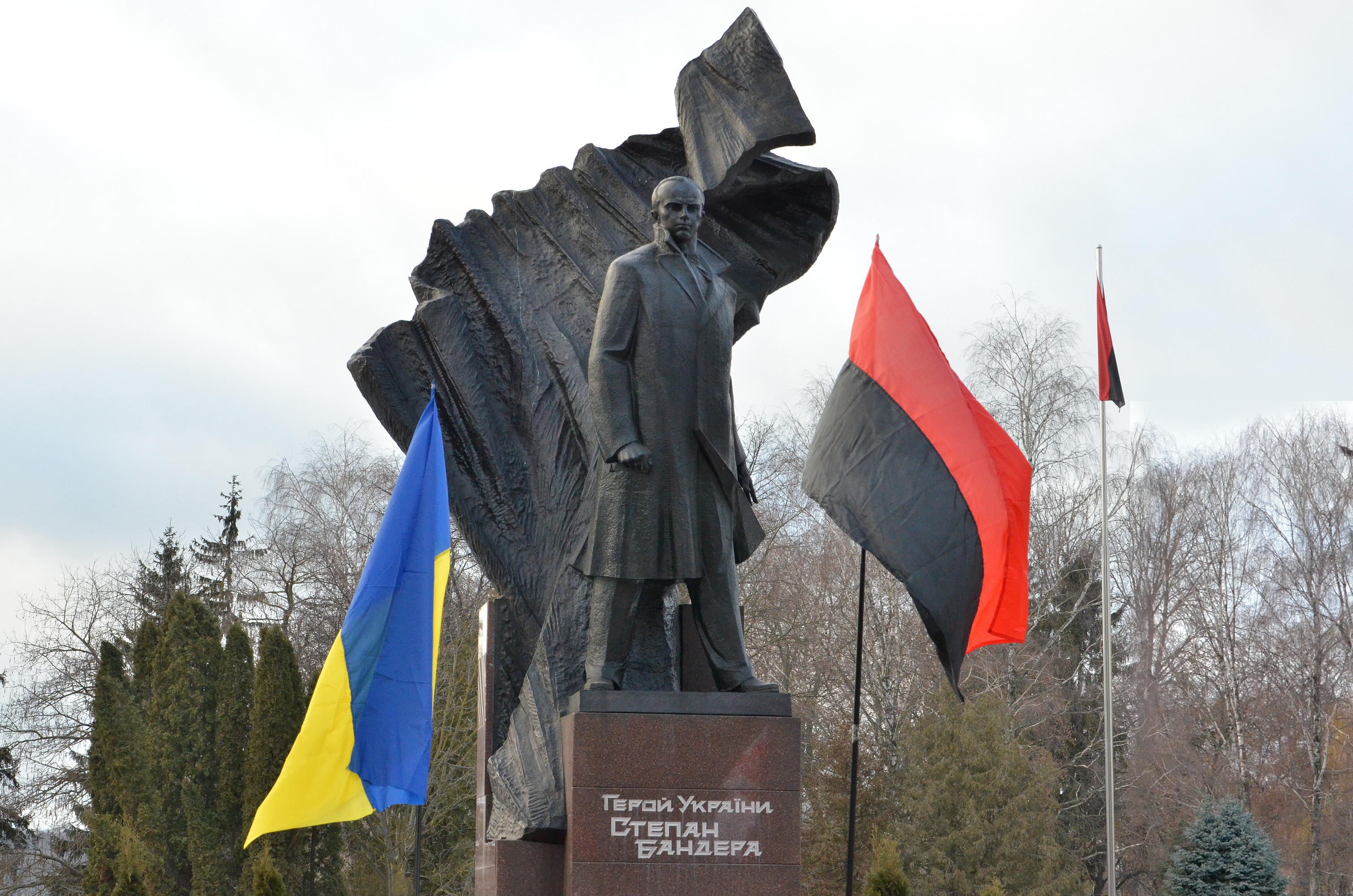 neonazi statue.jpg