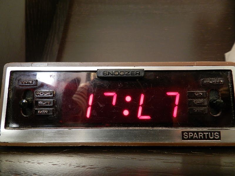 digital-alarm-clock-broken-2818330.jpeg
